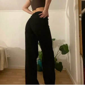 Svarta jeans🖤 - (‼️‼️Lånade bilder‼️‼️) Säljer ett par super fina svarta jeans som jag köpt här på plick för kanske 4 månader sen. Jag har bara använt de kanske 4 gånger pågrund av att dom är alldeles för stora för mig. Dom är från boohoo tall i storlek 36. Dom är sjukt fina och somsagt knappt använda. Pris kan diskuteras😊 (köparen står för frakten)