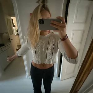 Kort stickad tröja  - Vit kort stickad tröja 