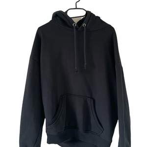 Svart hoodie från bikbok (om du vill att det ska fraktas kostar det extra)