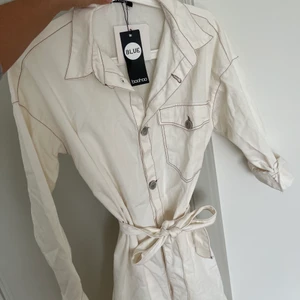 Vit jeansklänning - Vit jeansklänning från boohoo, helt oanvänd. Oversized