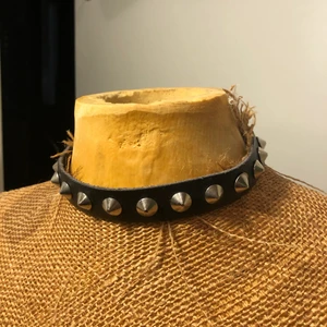 Läder choker  - 🔥 Choker med nitar - lovar du kommer va ballast på stan 🔥 