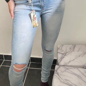 Superfina jeans Lexxury str 36Helt nya!! - Jeans med fina slitningar stl 36 .aldrig använda . Bud från 250 tillkommer frakt 57 spårbart brevlåda… titta på mina andra annonser. Samfraktar 