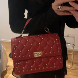 Coolaste röda valentino liknande väskan som man kan bära både utan och med band. Kan även sjustera banden enkelt. Fungerar för att göra en snygg outfit skit cool. Köpare står för frakt. 
