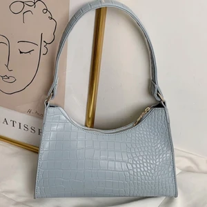 Babyblå ormskinn axelväska  - En blå ormskinn material axelväska. Bra kvalitet.