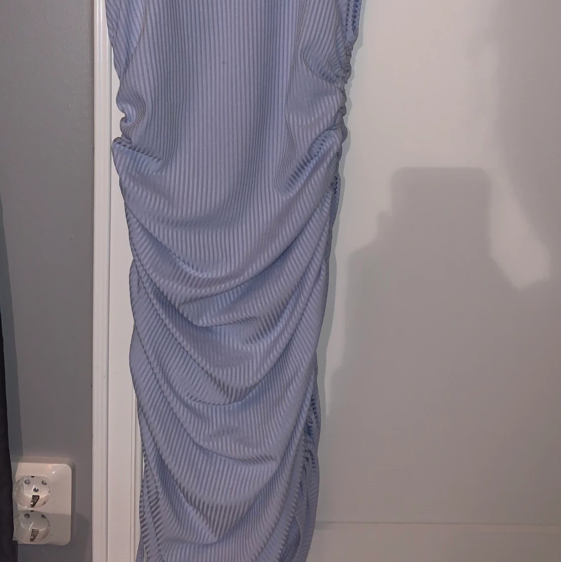 Ribbad blå klänning med knut - 90