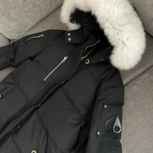 Moose Knuckles jacka - Säljer min moose jacka då den inte kommer till användning, storlek M. Men passar även mig som S .Använd ett fåtal gånger. Hör av er vid intresse. 