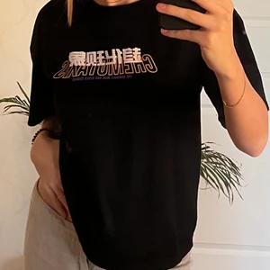 Sicken Lab Graphic Tee - Helt ny tröja från Sicken Lab, coola print på ryggen som även går att bära åt andra hållet. Skickar gärna fler bilder på trycken. Storleken är ej utsatt men runt M! 🧡💜