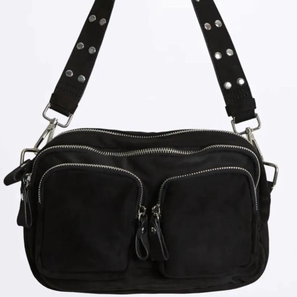 Jätte söt svart väska från Gina tricot som liknar en nunoo väska. Bra skick och sälj pga att den ej kommer till användning längre. Köp direkt för 200. . Väskor.