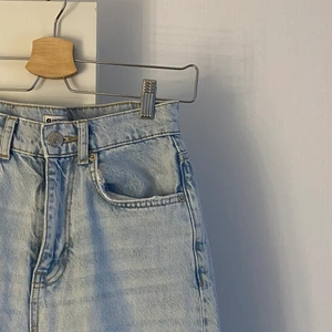 GinaTricot jeans - 90s jeans från GinaTricot🤍 Inga defekter, jättefint skick, säljer då dom tyvärr har börjat bli för små för mig. Skriv privat om du undrar över något eller vill ha fler bilder🤗 nypris: 599kr