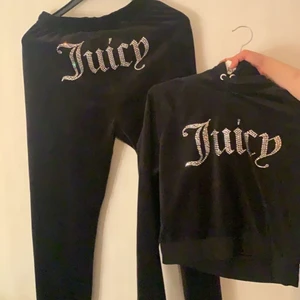 storlek xs på byxorna och på tröjan M  - Säljer hela setet på 1400 kr  