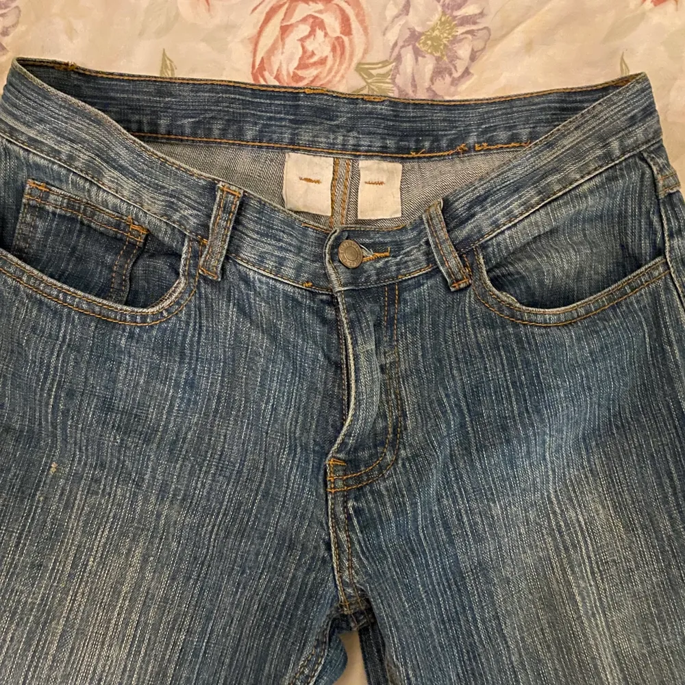 Nyköpta Brandy Melville Brielle 90s jeans som tyvärr inte passade mig. Använda 1 gång och är i bra skick. Passar XS-S. Jeans & Byxor.