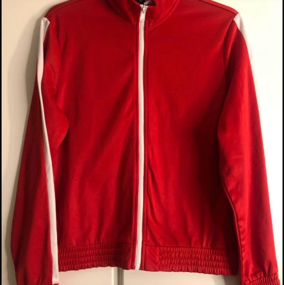 Röd och vit tröja med dragkedja  - 90