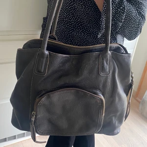 Ilse Jacobsen handväska - Rymlig handväska från Ilse Jacobsen, den är använd (men sparsamt!). INGA ytterligare SKADOR förutom några slitningar på utsidan. Frakt tillkommer! (40 cm bred och 32 cm hög)