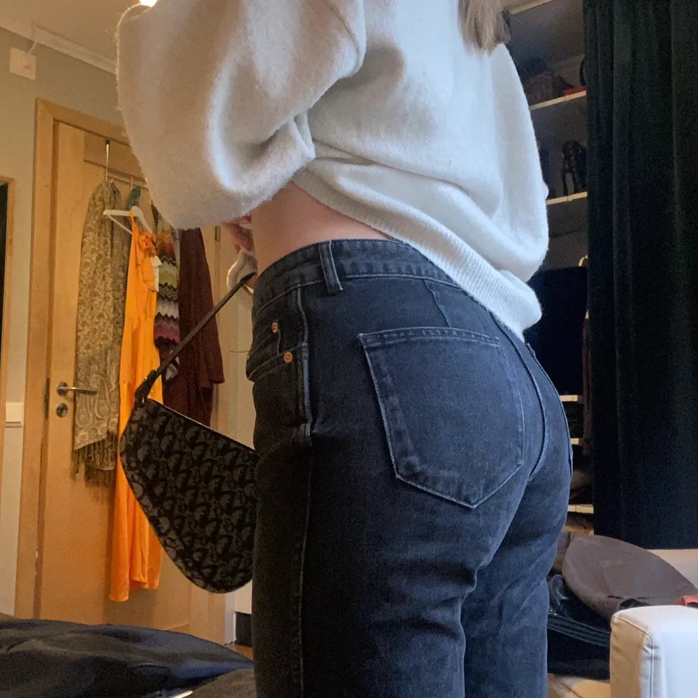 Zara jeans i modellen kick flare. Älskar de, men de är lite för stora så de kommer inte till användning.❤️. Jeans & Byxor.