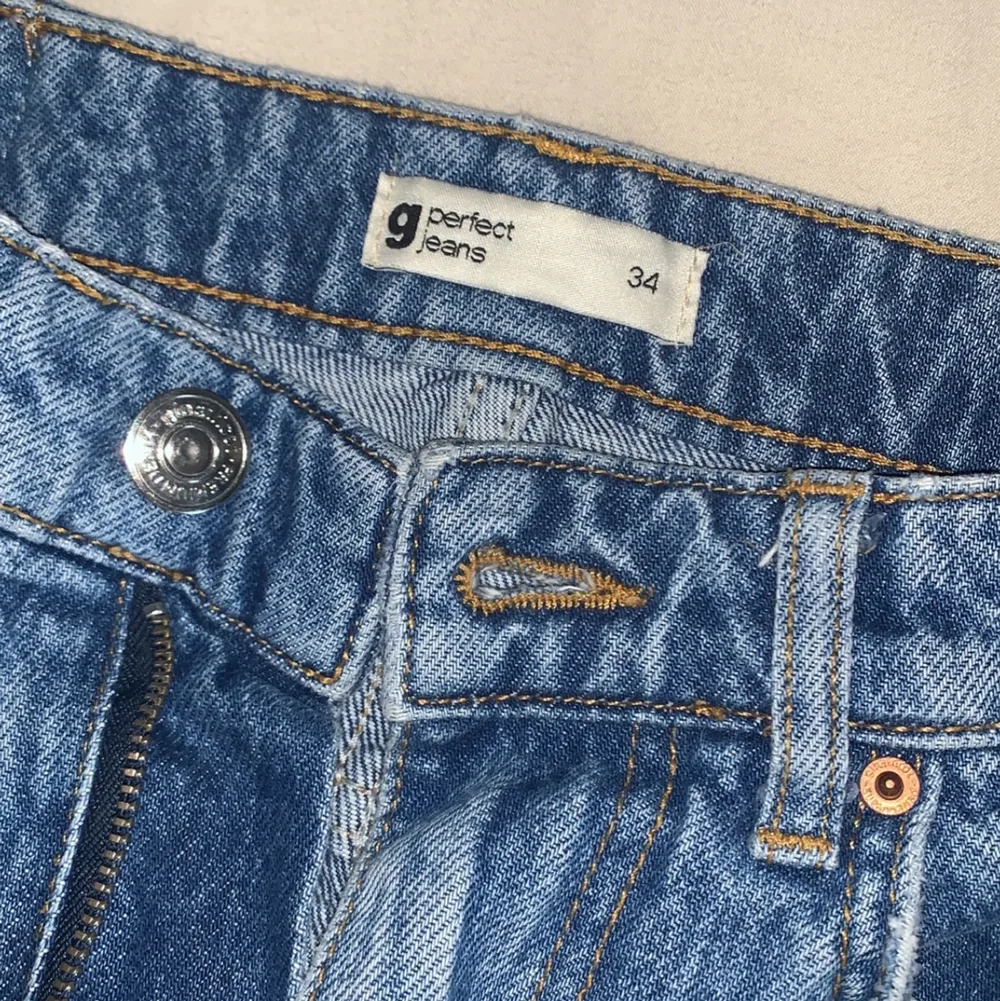 Gina tricot wide jeans med hål. Köpta förra året men inte mycket använda. Originalpris 600kr. Jeans & Byxor.