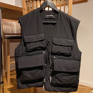 Axel Arigato väst  - Axel Arigato väst, ny skick.  Storlek M. Vill få sålt snabbt, pris kan diskuteras 