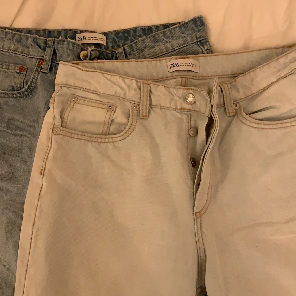 Säljer zaras populäraste jeans!!, knappt använda. Mycke bra skick, köp direkt för 500kr!!!😚💕✨⚡️ Köparen står för frakten. Jeans & Byxor.