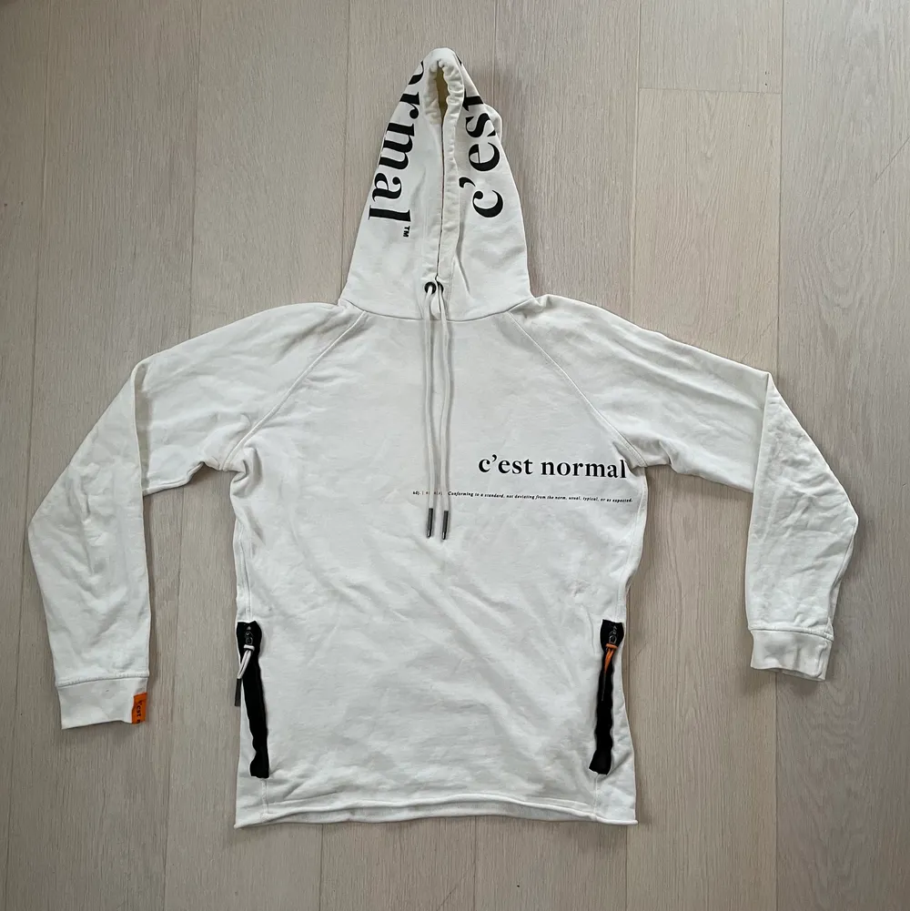 Säljer nu min vita C’est Normal hoodie med tryck som är i fint skick. Mycket sparsamt använd och endast ett fåtal gånger. Storleken är small. Pris: 250kr + frakt. Hoodies.