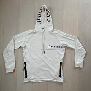 Säljer nu min vita C’est Normal hoodie med tryck som är i fint skick. Mycket sparsamt använd och endast ett fåtal gånger. Storleken är small. Pris: 250kr + frakt