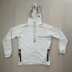 C’est Normal Hoodie - Säljer nu min vita C’est Normal hoodie med tryck som är i fint skick. Mycket sparsamt använd och endast ett fåtal gånger. Storleken är small. Pris: 250kr + frakt
