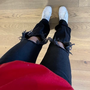 Raka jeans med hål - Skitsnygga jeans med hål, använda ungefär 2 gånger så precis som nya, andra bilden är lånad💗