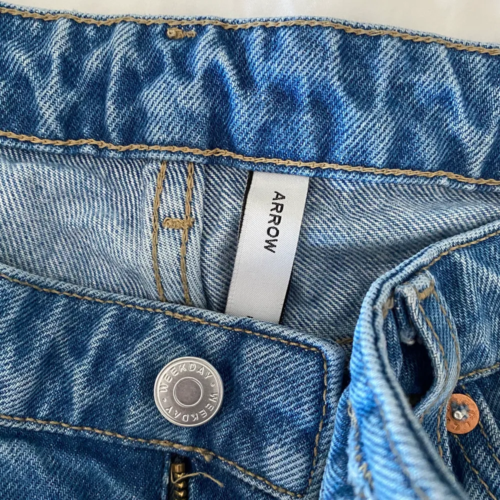 Säljer dessa populära lågmidjade jeans från Weekday, nypris 500kr. Storleken är 25/30. Frakt tillkommer 💙 (kan tänka mig att byta mot samma modell i större storlek). Jeans & Byxor.