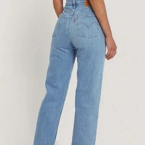 Levis ribcage  - Levis ribcage i strl W28/L29. De är lite små i storleken så passar ca S. Raka i benen. Sitter super fint. Andra bilden är lånad då dom blivit för stora på mig🤍 dom är i samma färg som bilderna