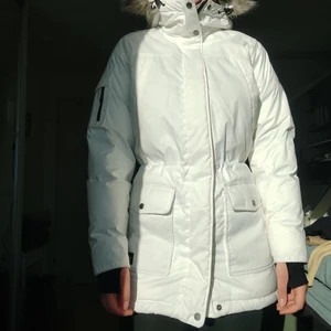Vinterjacka Everest - Fin och varm vinterjacka från Everest, knappt använd. Många fickor och fin passform. Passar 34-38. (Tvättas innan den skickas!) Pris går att diskutera
