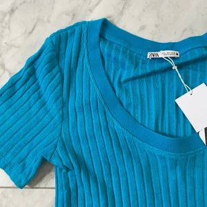 Blå tröja från Zara i storlek M - Handlade från Zara och fick hem en dubbel order+ behövde betala dubbelt pris+gick ej att lämna tillbaka. Kvitto går självklart att få se.  Frakten är gratis! Skulle eventuellt kunna mötas upp på vald plats i Nacka. 🌸mvh Arwen