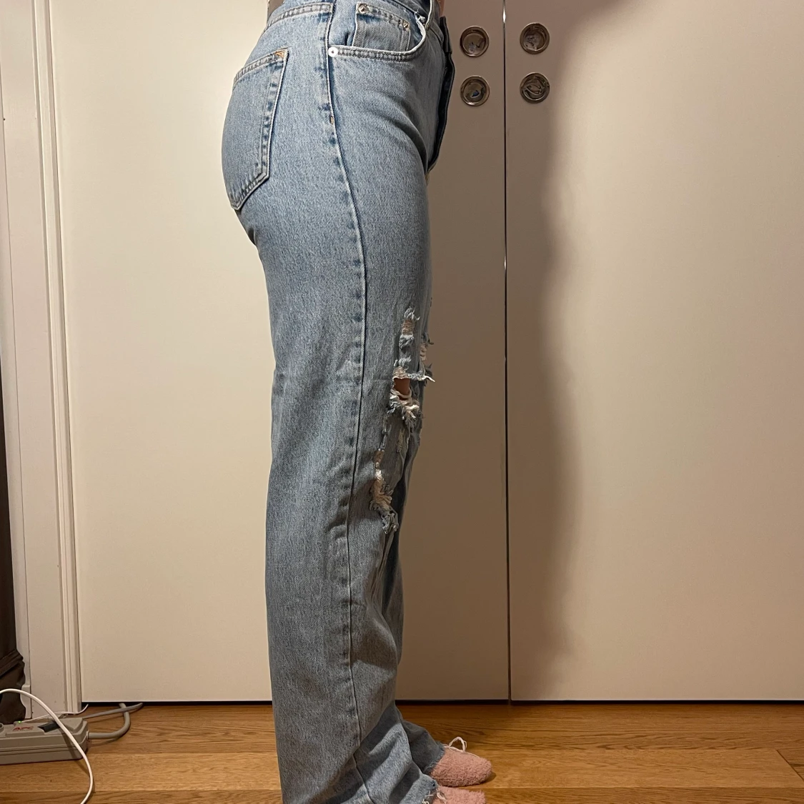 Raka jeans med hål från pull and bear🌸 - 90