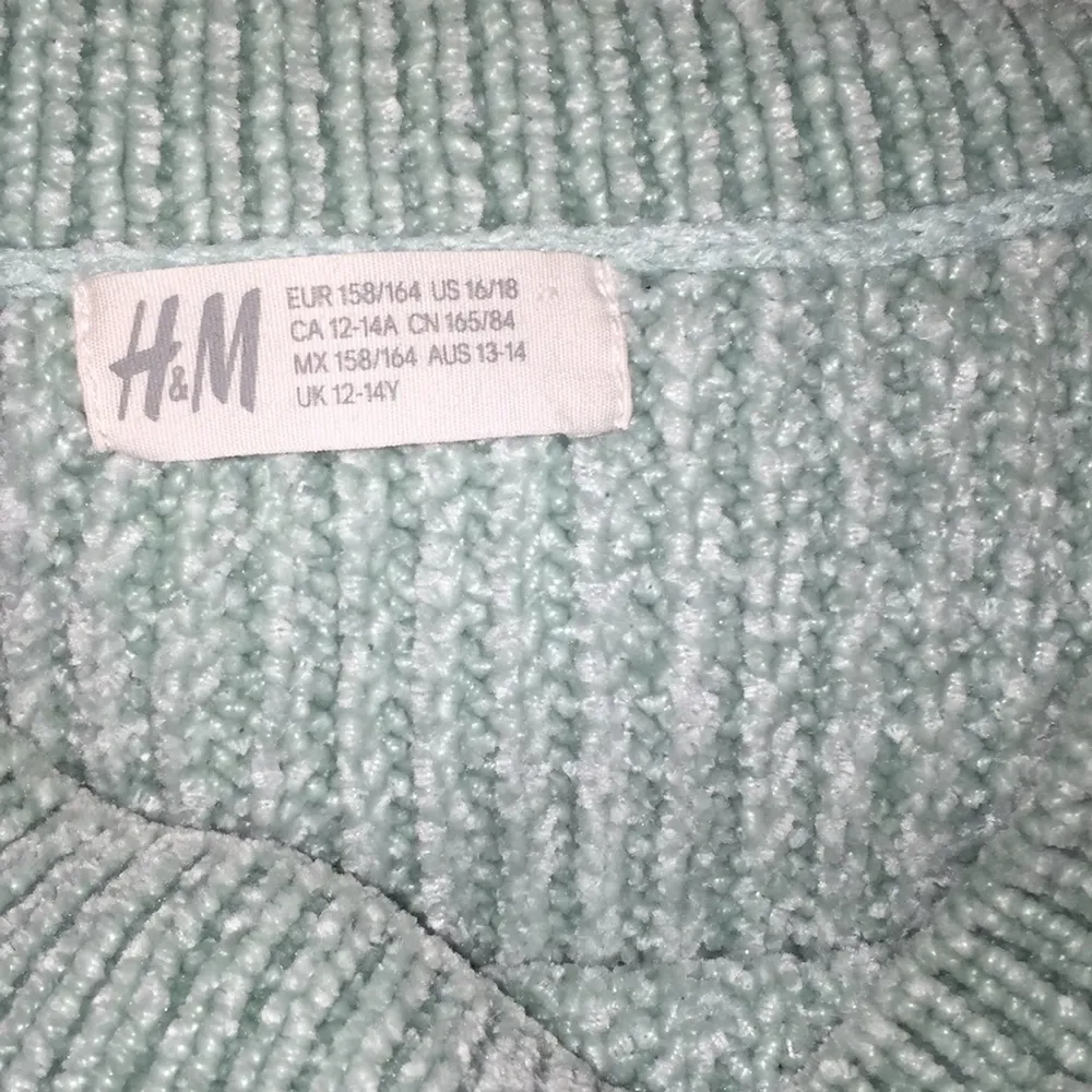 Säljer denna tröja från H&M super snygg🤩 har typ lite luddig känsla. 12-14år skulle den nog passajag köpte den för 300kr så jag säljer den för 189kr kanske sänker lite. Fler bilder kan skickas privat.💓🤘😁. Tröjor & Koftor.