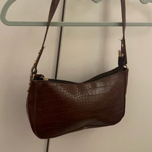 Axelväska - Rymlig och snygg axelväska💜 oanvänd! Köparen väljer/står för fraksätt/frakten, möts annars i Stockholm💜 betalning via swish