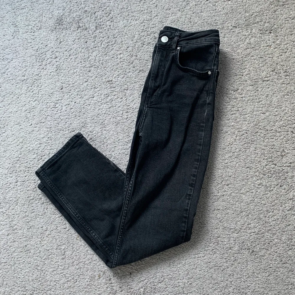 Säljer dessa svarta jeans från ginatricot i str.24 på grund av att de är för små. Väldigt sköna och fina. De är lite breda med raka ben🥰. Jeans & Byxor.