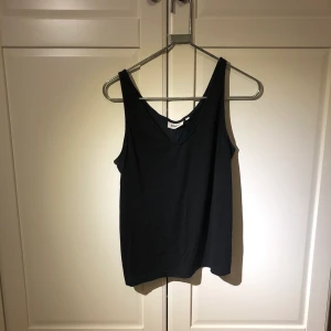 Svart linne - Svart v-ringat linne från Weekday strl S.