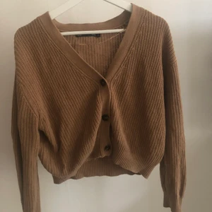 Cardigan  - Sjukt skön brun stickad cardigan storlek:S (köparen betalar frakt )❤️❤️