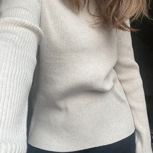 Tröja  - Fin biege tröja från Hm strl XL (har vanligtvis m), fina långa ärmar🧡❤️