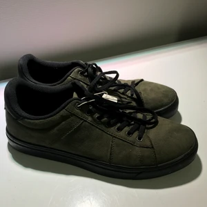 Skor - Militär gröna skor, obetydligt använda. Frakt tillkommer.