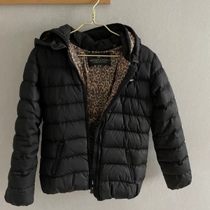 Dunjacka - Svart dunjacka med leopardmönster inuti! Nypris 3000kr 