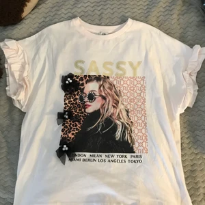 Rosa T-shirt med tryck - Super fin rosa T-shirt med super fina detaljer på! Använd Max 2 ggr så är i väldigt fint skicka! Den är från River Island och i storleken står det endast 11-12 år, dock så skulle jag säga att det är en xs ungefär! Men den passar endå bra på big som har s/m i vanliga fall! Den är mer ljusrosa i verkligheten! För fler bilder eller frågor är det bara att kontakta mig!😇