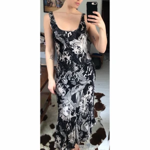 Långklänning  - Super häftig långklänning med öppen rygg. Aldrig använd. Silke känsla. 