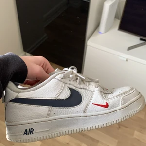 vita air force 1 storlek 39 1 år gamla  - Säljer mina air force 1 för 300-500 ganska använda men för ett bra pris. Möts upp i Stockholm 
