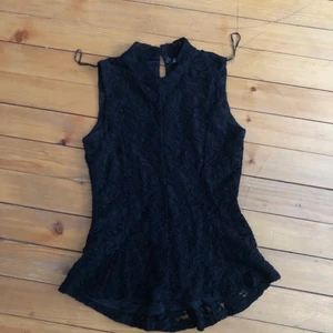 Fin tröja - Fin tröja i spets eller vad man ska kalla det för, mer linne aktigt enligt mig😊 den är iallafall nästan helt oanvänd. Säljer den pga jag tatuera halsen och den täcker tarueringen för mycket:)