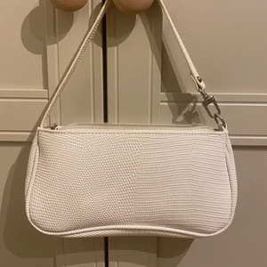 Fin väska  - Säljer denna fina väskan från shein💖Säljer då den inte kommer till användning längre, den är i fina skick💖