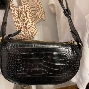 Väska - Jätte fin väska från mango ! Knappt använd ,inga defekter . De får plats med mycket inga innerfickor .