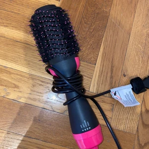 Varmluftsborste - Säljer denna varmluftsborste som är sparsamt använd då jag har två. Använd men fungerar percis som den ska! Ger sjukt fint resultat med volym och ”blowout look”. (Se sista bild för resultat) nypris 600kr.