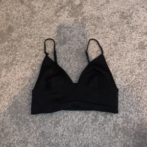 Zara bralette topp - Super fin bralette/topp från zara, väldigt skönt material. Säljer pga att den är för liten för mig. 