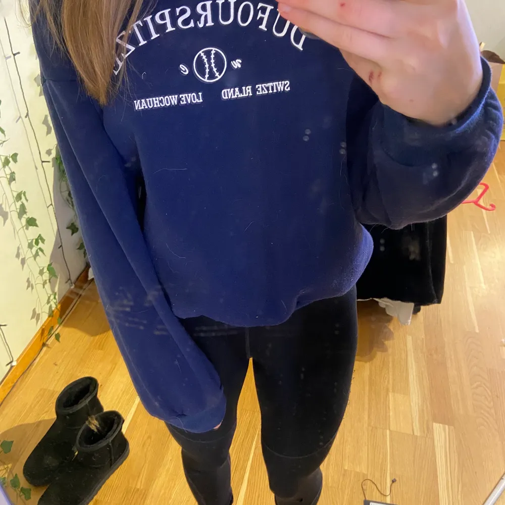 Säljer denna marinblå sweatshirt i storlek xs kontakta vid intresse ☺️. Tröjor & Koftor.