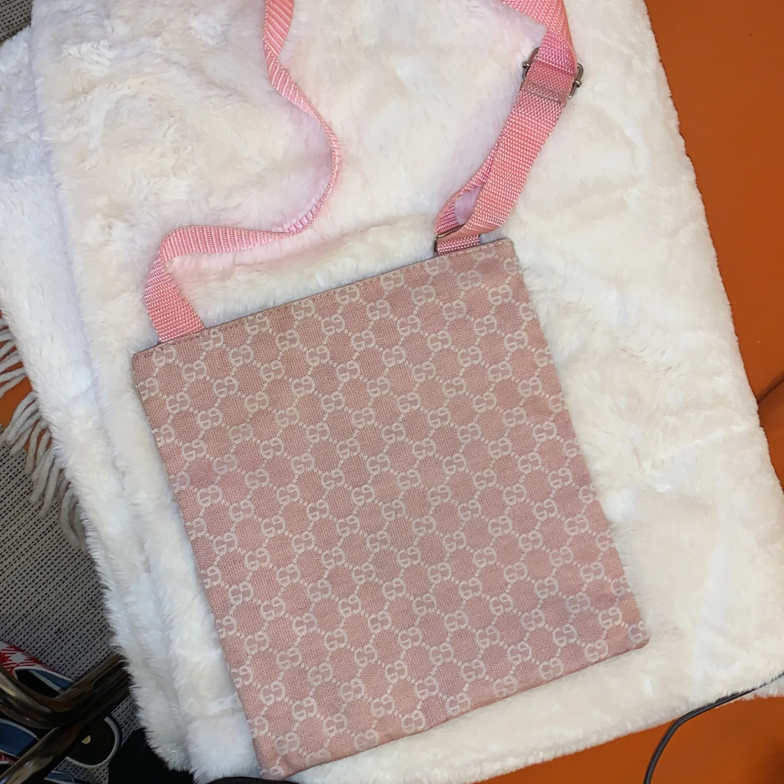 Axelväska med monogram motiv 