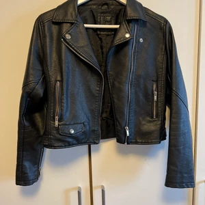 Svart fake skinnjacka  - En kortare skinnjacka som även går att spänna åt nertill. Super snygg men passar tyvärr inte längre. 