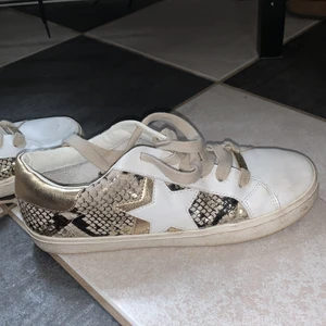 Steve madden skor strl 39 - Säljer nu mina knappt använda Steve Madden skor. Nypris ligger på lite över 1000kr jag säljer dom för 500kr + frakt. Trendiga skor med snygga detaljer. 
